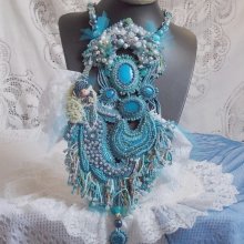 Collana Plastron La Petite Sirène Haute-Couture ricamata con pietre semipreziose di Howlite, Pietre di Luna e Cristalli